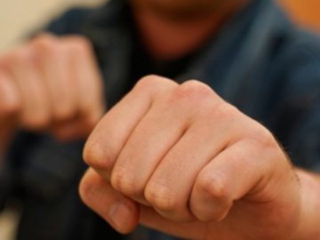 Судитимуть 24-річного лучанина, який вдарив поліцейського у потилицю