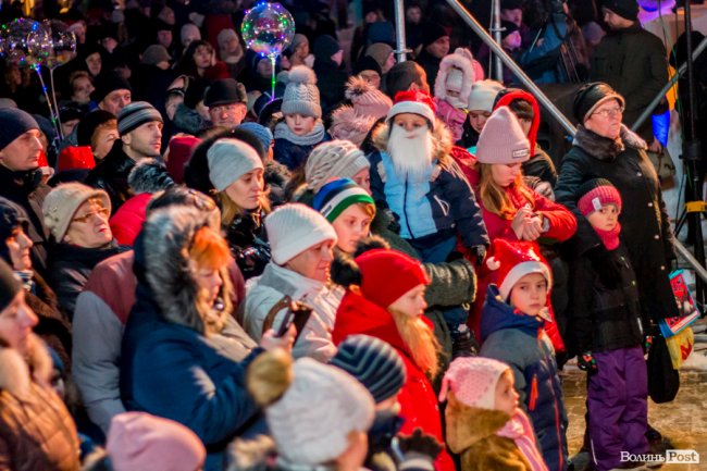 У Луцьку урочисто засвітили головну ялинку міста. ФОТО