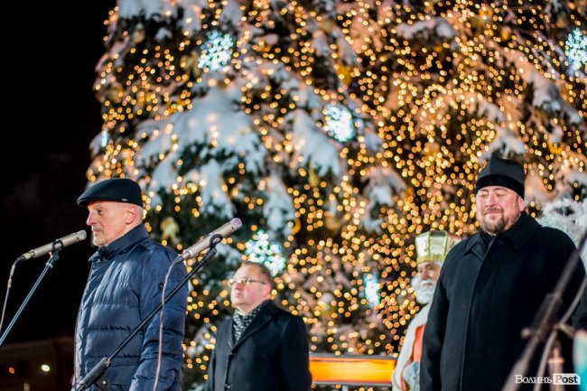 У Луцьку урочисто засвітили головну ялинку міста. ФОТО