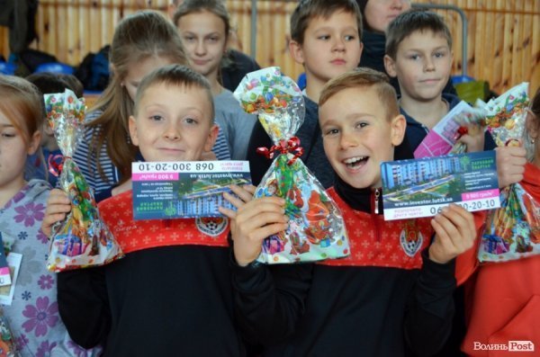 Бігали, раділи, вболівали: у Ковелі школярі змагалися на святкових «Веселих стартах»