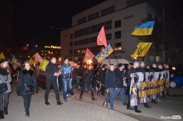 «На деревах замість листя розіпнем сепаратиста», - Марш у Луцьку. ФОТО. ВІДЕО