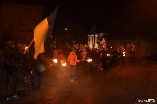 «На деревах замість листя розіпнем сепаратиста», - Марш у Луцьку. ФОТО. ВІДЕО
