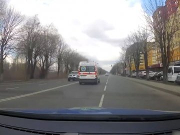 На Волині патрульні супроводжували «швидку» з немовлям, де вийшли з ладу спецсигнали. ВІДЕО