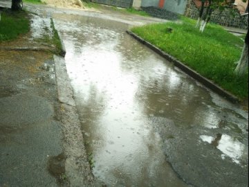 Калюжа майже ніколи не висихає: лучани просять відремонтувати двір. ФОТО