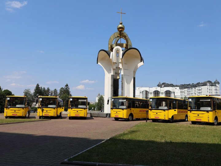 Ще 6 волинських громад отримали нові шкільні автобуси  