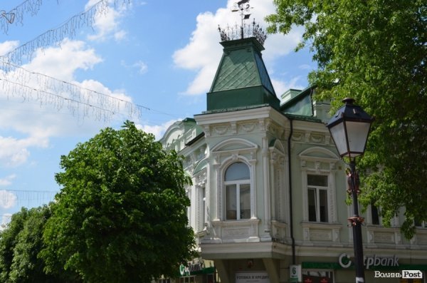 У цьому будинку знаходилися у різні часи ресторани