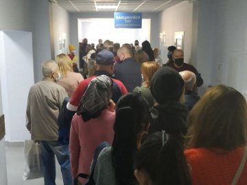 У Луцьку – черга з сотні людей  в одному з пунктів вакцинації. ФОТО.ВІДЕО