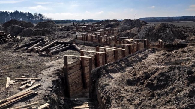 Добровольці допомагають військовим будувати окопи на Волині. ВІДЕО