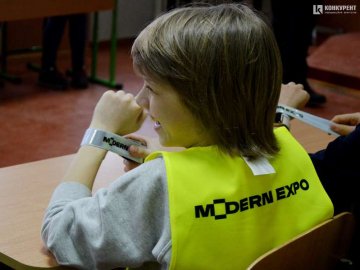 Луцьких учнів «озброїли» світловідбивними браслетами та жилетами. ФОТО