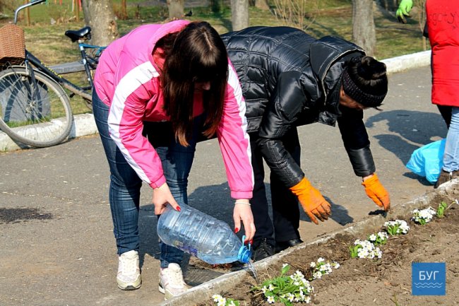 «Кожному – по дві троянди»: на Волині мами і дружини загиблих бійців висадили квіти в парку