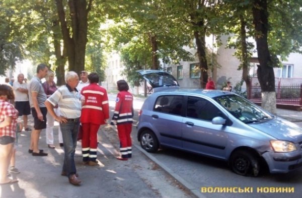 ДТП у Луцьку: машина перевернулася у центрі міста. ФОТО