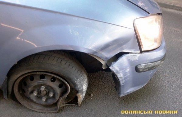 ДТП у Луцьку: машина перевернулася у центрі міста. ФОТО