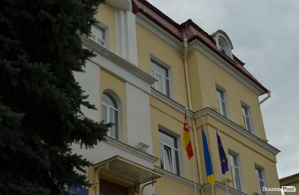 Луцьку мерію ремонтують. ФОТО