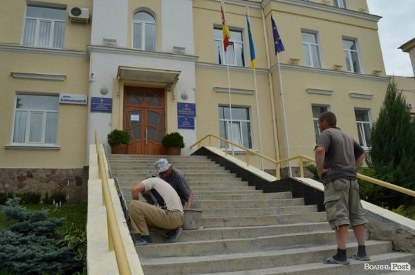 Луцьку мерію ремонтують. ФОТО