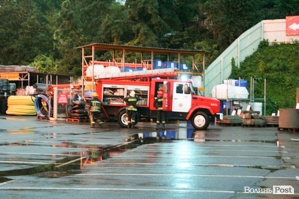 У Луцьку півтора десятка пожежників «гасили» гіпермаркет. ФОТО