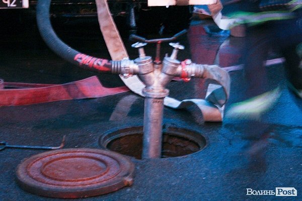 У Луцьку півтора десятка пожежників «гасили» гіпермаркет. ФОТО