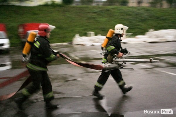 У Луцьку півтора десятка пожежників «гасили» гіпермаркет. ФОТО