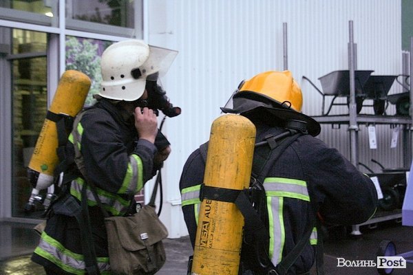 У Луцьку півтора десятка пожежників «гасили» гіпермаркет. ФОТО