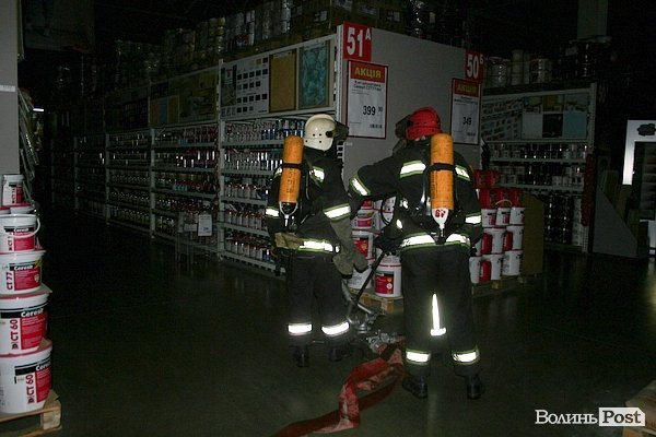 У Луцьку півтора десятка пожежників «гасили» гіпермаркет. ФОТО