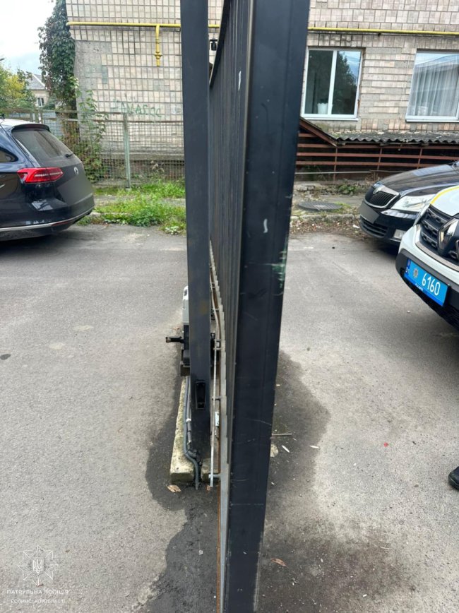 У Луцьку водій Porsche вїхав у паркан і втік з місця аварії