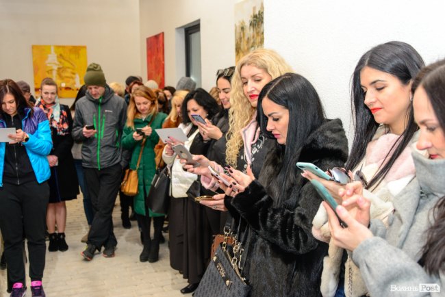 Зі знижками та цінними подарунками: у Луцьку грандіозно відкрилий шоурум меблів і декору «МакКо»*