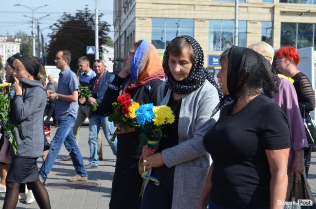 «Був сміливим, добрим і завжди допомагав»: у Луцьку попрощалися з Героєм Юрієм Лавренчуком. ФОТОРЕПОРТАЖ