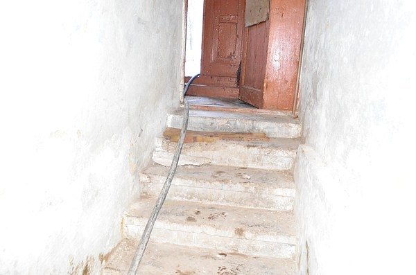 У підвалі будинку в центрі Луцька 20 років стоїть вода. ФОТО