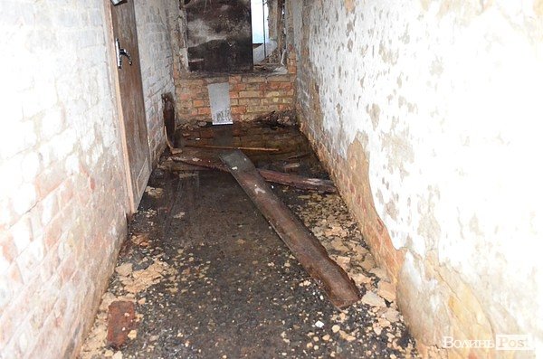 У підвалі будинку в центрі Луцька 20 років стоїть вода. ФОТО