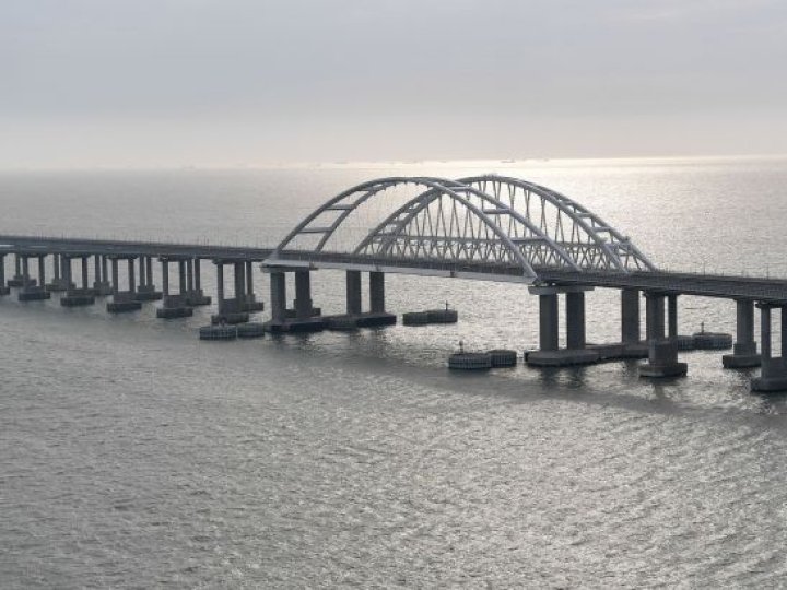 Крим масовано атакували дрони: спалахнули пожежі, рух мостом перекритий
