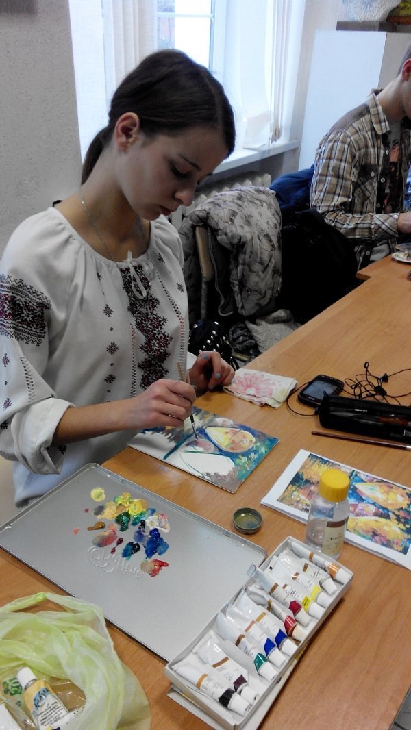 У Володимирі-Волинському продавали картини, щоб купити одяг військовим. ФОТО