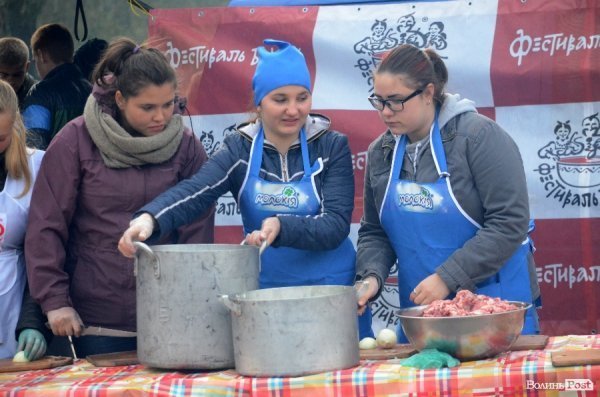  У Луцьку Романюк варив борщ на фестивалі їжі. ФОТО