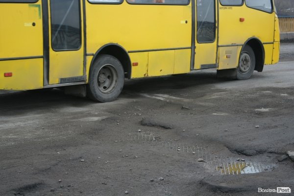 Крізь дірки у мості на Рованці видно Стир. ФОТО