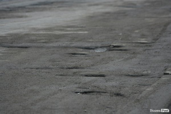 Крізь дірки у мості на Рованці видно Стир. ФОТО