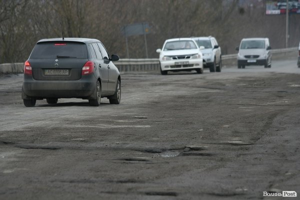 Крізь дірки у мості на Рованці видно Стир. ФОТО