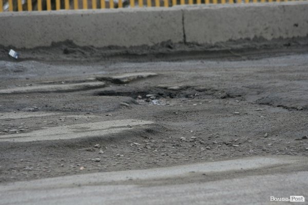 Крізь дірки у мості на Рованці видно Стир. ФОТО