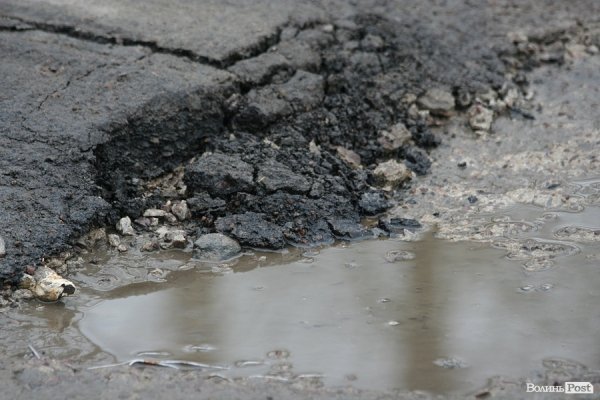 Крізь дірки у мості на Рованці видно Стир. ФОТО