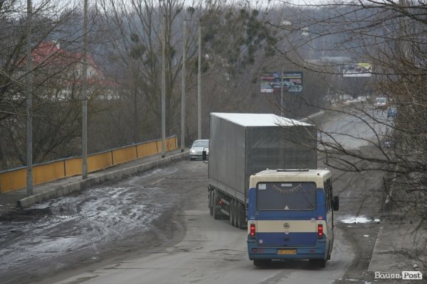 Крізь дірки у мості на Рованці видно Стир. ФОТО