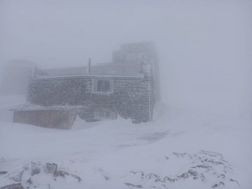 Хуртовина і 15 сантиметрів снігу: у Карпати повернулась зима. ФОТО