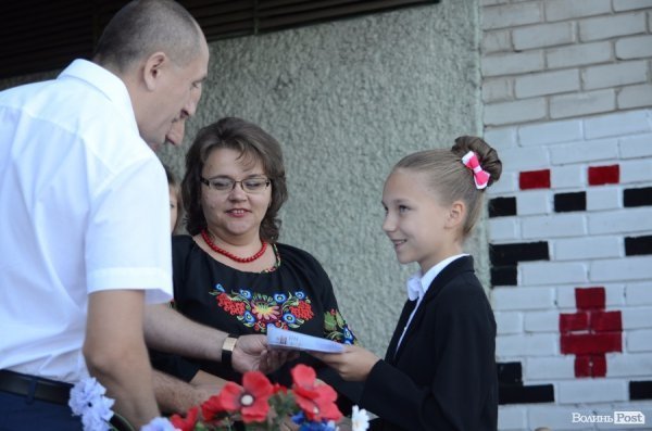 Перший дзвоник у луцьких школах. ФОТОРЕПОРТАЖ