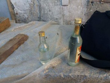 Розливають у пляшки і продають: у Луцьку зловили «сурогатчиків»