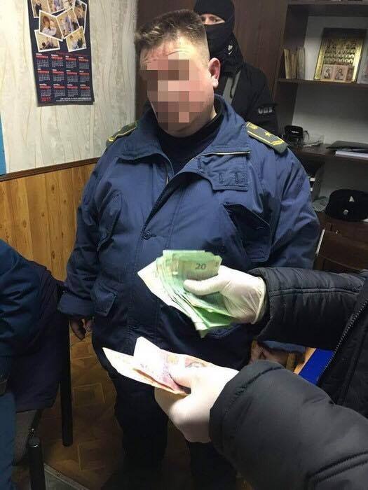 У волинських митників-хабарників знайшли 300 тисяч