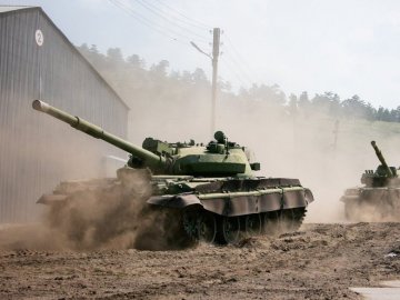 Білорусь протягом жовтня надала Росії сотню танків та десятки бронемашин, – ЗМІ