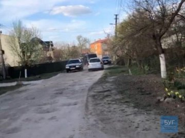 У Нововолинську винахідливі водії об'їжджають карантинний пост через вулички. ВІДЕО