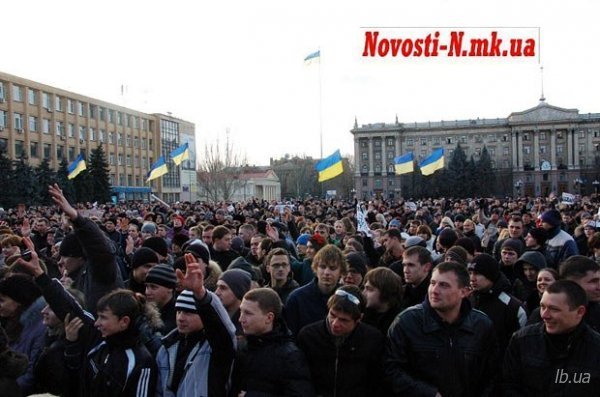 На мітинги в підтримку Оксани Макар вийшли тисячі людей