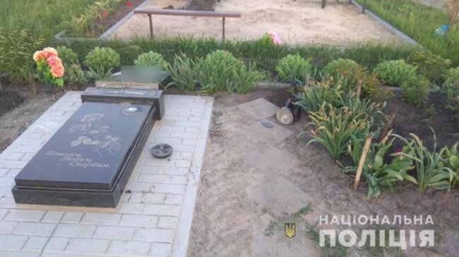 На Харківщині діти заради розваги пошкодили 13 могил. ФОТО