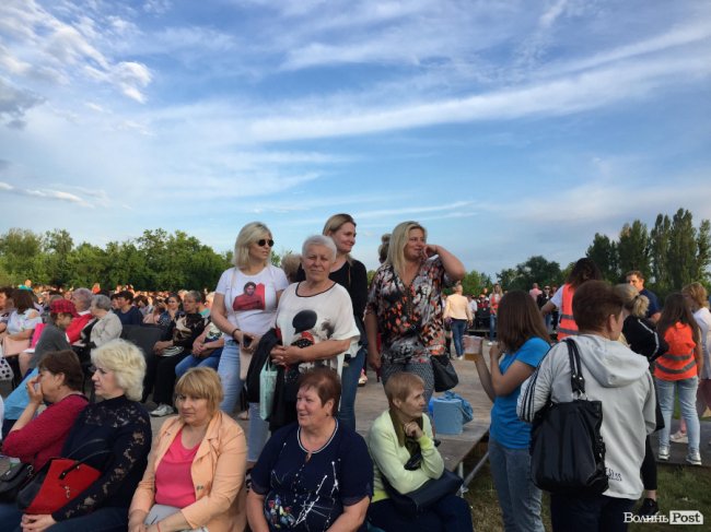 Консервація в подарунок і засипані тирсою калюжі: у Луцьку почався грандіозний концерт Олега Винника. ФОТО