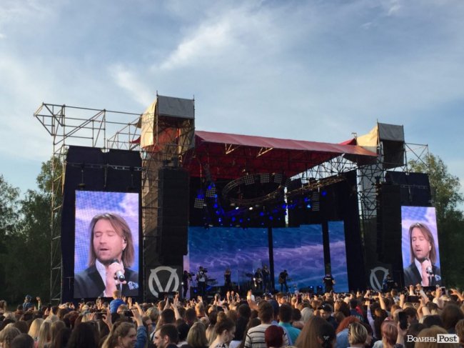 Консервація в подарунок і засипані тирсою калюжі: у Луцьку почався грандіозний концерт Олега Винника. ФОТО