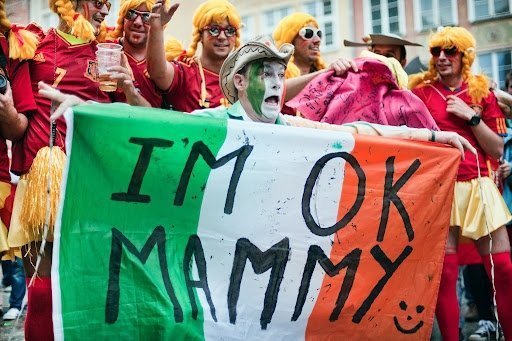 Напис на прапорі: «Зі мною все ОК, мамочка :)»