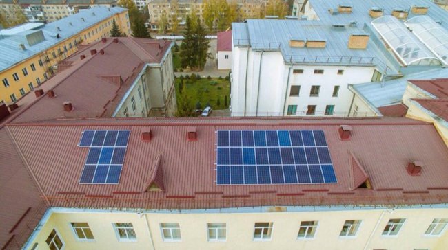 «Не ноу-хау, а реальність»: на даху волинської лікарні встановили сонячну електростанцію. ФОТО