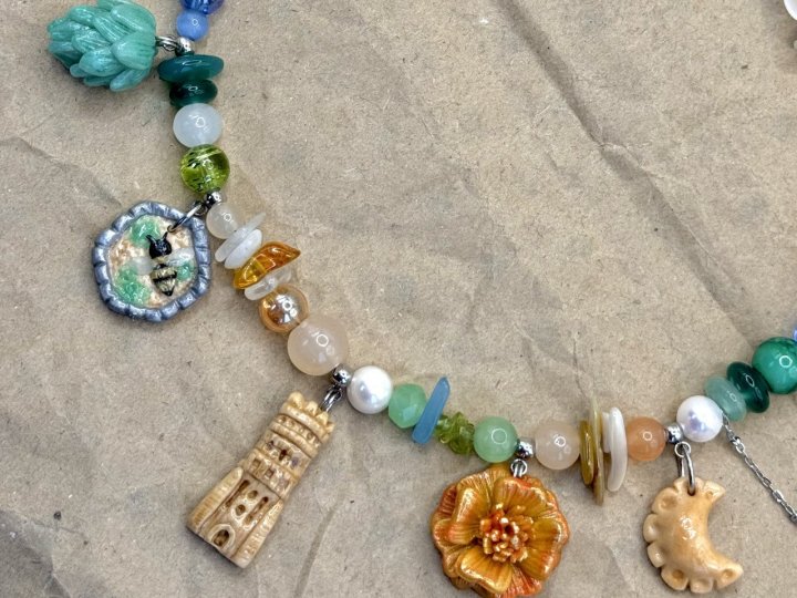 Передає настрій міста: майстриня крафтових прикрас створила намисто про Луцьк